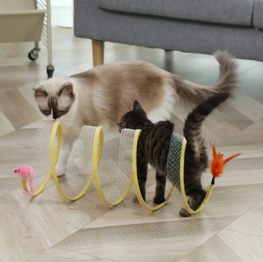 Túnel de juegos con plumas y sisal