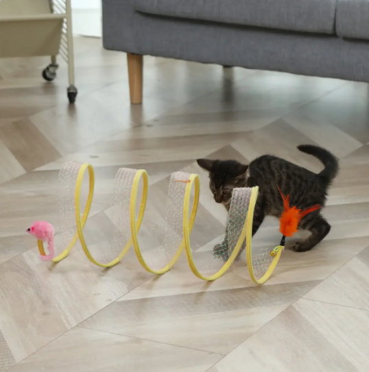 Túnel de juegos con plumas y sisal