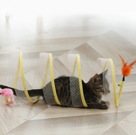 Túnel de juegos con plumas y sisal
