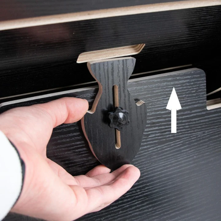✅ Safety lock for baby-proofing